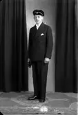Ateljébild på en pojke i kostym. Enligt Walter Olsons journal är bilden beställd av Olle Nilsson.