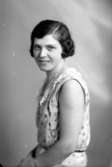 Ateljébild på en kvinna i klänning och pärlhalsband. Enligt Walter Olsons journal är bilden beställd av fru Lindarm.