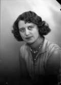 Ateljébild på en kvinna i blus och halsband. Enligt Walter Olsons journal är bilden beställd av fröken Ruth Neikter.