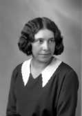 Ateljébild på en kvinna med ondulering. Enligt Walter Olsons journal är bilden beställd av Elsie Johnsson.
