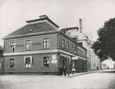 Mühlenbruchska huset med säteritaket, byggt 1720 för handelsmannen Alexander Mühlenbruch. När fotot är taget1906
 är det en skeppsfurnerare handel och Hotell Victoria inrymd i byggnaden.