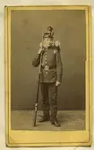 Carl Svensson, skarpskytt i militäruniform, med ett gevär.