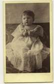 Porträttfoto av bebis. Text på baksidan: Till min kära lilla gudmor moster Lydia från hennes guddotter Lydia Westin.