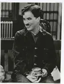 Charlie Chaplin (Charles Chaplin
f.16/4 1889, d. 25/12 1977) under inspelning av en av sina filmer.