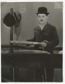 Charlie Chaplin (Charles Chaplin
f.16/4 1889, d. 25/12 1977) under inspelning av en av sina filmer.