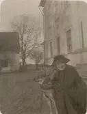 Fröken Louise S. Med hund.