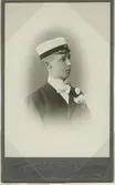 Förmodligen Gustaf Backman i studentmössa.