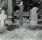 Bild på gravstenar varav en är ett kors.