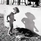 Helene tre år bredvid hunden.