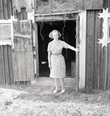 Astrid Wigsén utanför ladugården.