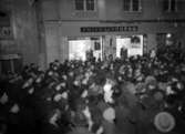 En folksamling utanför en herrekipering. Bilden är beställd av Fritz Lindberg.