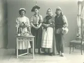 Gruppbild på bl.a. Alva Winell och Ada Winlund till höger.