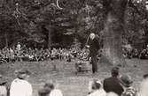 Prins Oskar Bernadotte talar till scouter vid läger på norra Saxnäs i Algutsrum sommaren 1938.