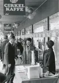 Demonstration av Cirkelkaffe i arkaden tillhörande Domusvaruhuset. Mot Storgatan.