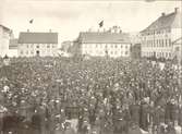 Protestmöte 1903 mot indragningen av Kalmar stift. Observera Stadshotellets gamla byggnad!