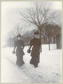 Två damer på promenad 1896.