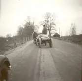 Nytt möter gammalt i Ishult. Bil efter oxdragen vagn.