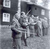 Kalmar läns fornminnesförening hembygdsdag 1949. Folk med fioler.