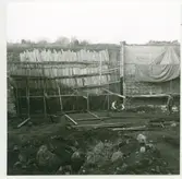 En byggnadsställning för renoveringsarbete intill slottsvallen på Kalmar slott.