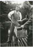 Kronprins Gustav Adolf fiskar kräftor vid Emån 1930-talet.