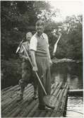Kronprins Gustav Adolf fiskar kräftor vid Emån 1930-talet.