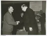 Landshövding Ruben Wagnsson, Kalmar prisutdelare. Mannen längst till vänster agronom Broman, Kalmar omkring 1948.