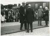Gustav V och Prins Eugen i samspråk med landshövding John Falk och konsul Jeansson vid Kalmar Central. 1930-talet.