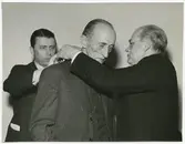 Stadsfullmäktiges ordförande Dagnell till höger, 1940-talet. Bolander till höger.