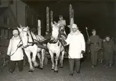 Luciafirandet i Kalmar 1941. Kalmar Ångvarns hästar och vagn. Kuskar t v Jönson och t h Sjökvist