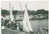 Folksamling och segelbåtar på Ölandshamnen.