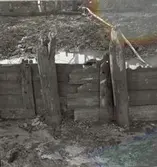 Arkeologisk utgrävning inför byggandet av nya landstingshuset. Två brädsektioner möts.