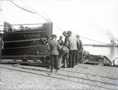 Arbetare vid fartyget Titanias för.