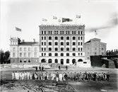 Kalmar Ångkvarn under byggnad. Taklagsfest med arbetarna uppställda framför.
