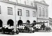 Tre brandbilar med brandmän uppställda utanför brandstationen.
1. Chevrolet, lastbil.
2.Tidaholmare.
3. Scania-Vabis.
