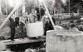 Brunnsgrävning hos fotograf Charles Karlsson.