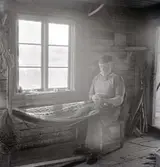 Karl Pettersson lagar nät.