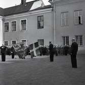 Gustaf VI Adolfs Eriksgata i Kalmar län 15 - 18 maj 1954. Länsstyrelsens personal samlad på residensets gård. Till höger landshövding Wagnsson.