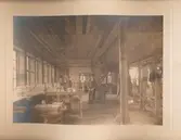 Åfors glasbruk 1922. Gravyrverkstad och sliperi. Algut Eriksson, Karl Eckerström och Fritz Dahl som borrade karaffproppar. Mannen i mitten av fotot är hyttmästare Fritz Dahl.