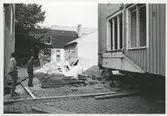 Areskogska husets flyttning 30.9. - 3.10. 1970. Den ursprungliga tomten i kvarteret Apotekaren och husets baksida.