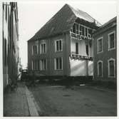 Areskogska husets flyttning 30.9. - 3.10. 1970. Huset svängs in i kvarteret Domprosten.