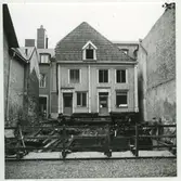 Areskogska husets flyttning 30.9. - 3.10. 1970. På väg in på den nya tomten, från Södra Vallgatan.