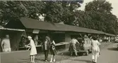 Algutsrums marknad. De fasta bodarna längs marknadsgatan.