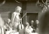 Lyrikafton på Himmelsberga Friluftsmuseum. Cellisten i orkestern.