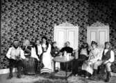 Att sätta upp teaterstycken var och är en omtyckt sysselsättning på svenska skolor. I de högre läroanstalterna komplicerades rollbesättningen av att det var först 1927 som flickor släpptes in på de allmänna läroverken, vilket syns i denna bild från från Kalmar Högre allmänna läroverk.
Bilden visar en scen ur 