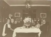 Gustav Leonard och Anna Ideströms guldbröllopsdag 22/11 1917.

Herman Möllerberg, Hanna Möllerberg, Erik Fornander, Gertrud, Alma Lidman, Nina Fornander, Gerda, Janna, moster Lotten, Gustaf, Anna och  Axel stående