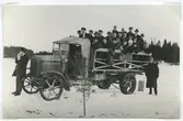 Katrineholms tekniska skola på utflykt med lastbil, cirka 1920.