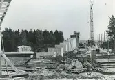 Vy från byggandet av Ölandsbron. Själva brobanan gjuts under tak i den gjutvagn som matades mellan pelarna.
