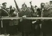 Kung Carl XVI Gustaf (då kronprins) klipper band vid tillfället för invigningen av Ölandsbron i september 1972.
