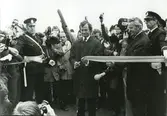 Kung Karl XVI Gustaf (då kronprins) klipper band vid tillfället för invigningen av Ölandsbron i september 1972.
