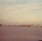 Brobygget och Varvet, flytdockan med torrlagd båt ombord. Till höger om flytdockan ligger en av Kalmarsundsfärjorna.